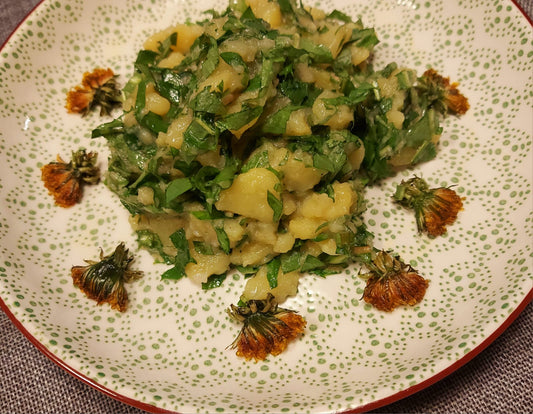 Löwenzahnsalat nach Omas Ediths Art